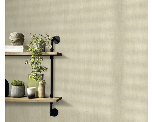 Beige textielbehang in kamer met plank en decoratie