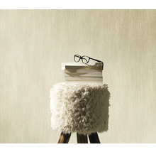 Decoratief stilleven met bril op een stapel boeken op een kruk