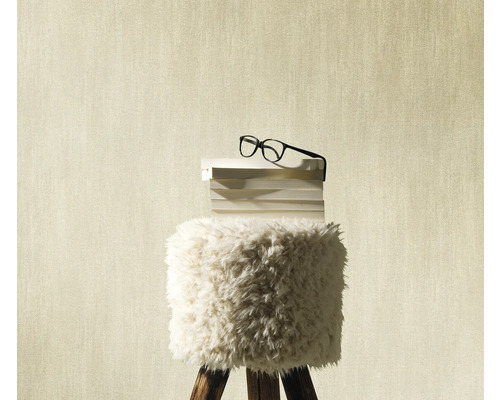 Decoratief stilleven met bril op een stapel boeken op een kruk