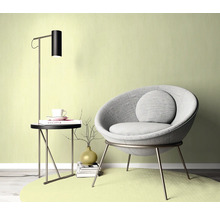 Scene met fauteuil, vloerlamp en bijzettafel
