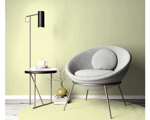 Scene met fauteuil, vloerlamp en bijzettafel