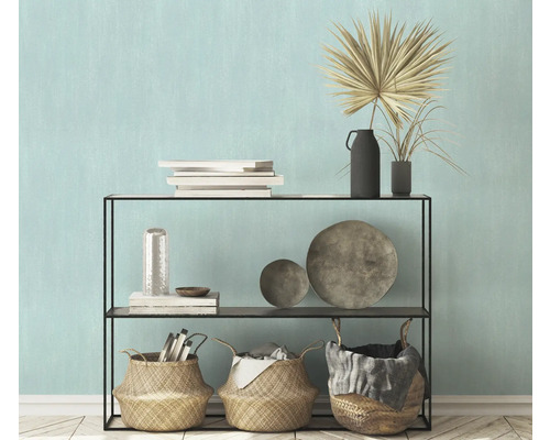 Rek met manden, boeken en decoratie voor een muur