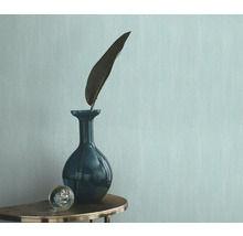 Stilleven met behang, vaas en decoratie op een tafel