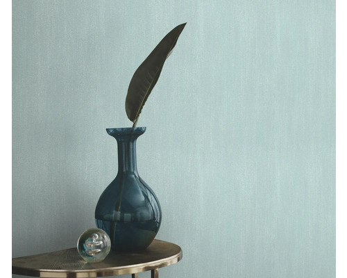 Stilleven met behang, vaas en decoratie op een tafel