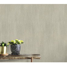 Beige vliesbehang met textiel look op een muur