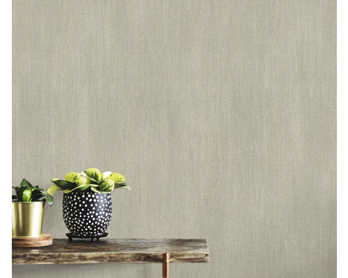 Beige vliesbehang met textiel look op een muur