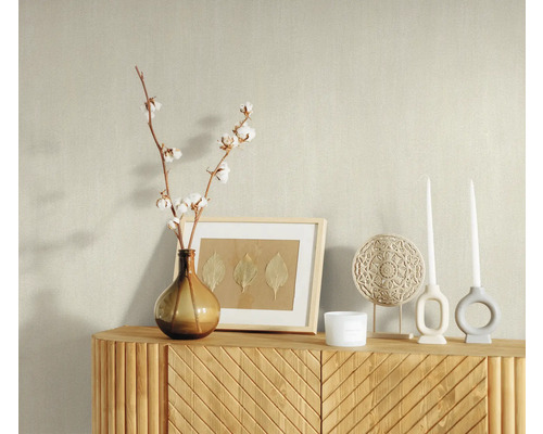 Decoratieve opstelling op een dressoir met vaas, katoentakken, fotolijst, kaarsen en ornament