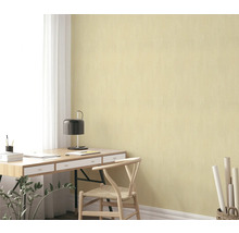 Geel vliesbehang in de werkkamer