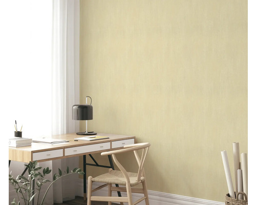 Geel vliesbehang in de werkkamer