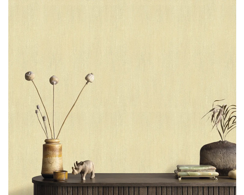 Close-up van een muur met lichtkleurig behang en decoratieve objecten op een donkerhouten plank.