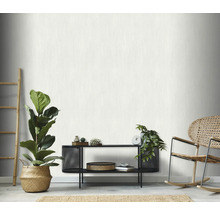 Lichte en vriendelijke kamer met plant, plank, schommelstoel en ladder tegen de muur