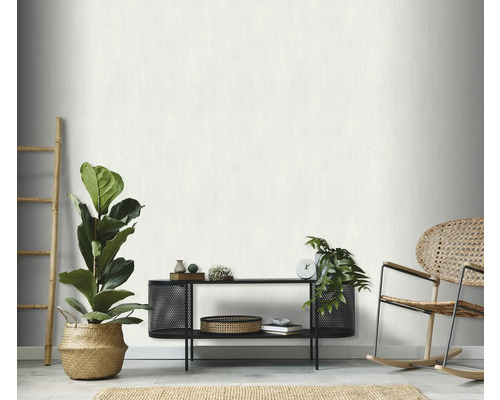 Lichte en vriendelijke kamer met plant, plank, schommelstoel en ladder tegen de muur