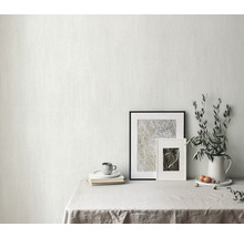 Lichte wand met behang in een interieur met tafeldecoratie