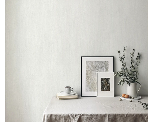 Lichte wand met behang in een interieur met tafeldecoratie