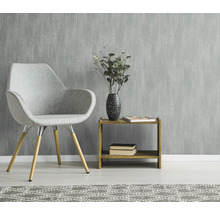 Inrichtingsscène met een stoel, een tafeltje, een vaas en een structuurbehang