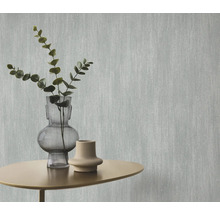 Decoratief behang met verticale lijnen en vazen op een tafel