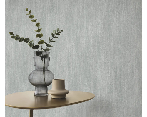 Decoratief behang met verticale lijnen en vazen op een tafel