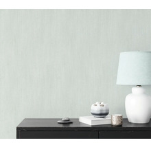 Close-up van lichtgekleurd vliesbehang met een fijne structuur