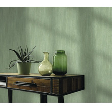 Behang met lichte textuur, gedecoreerd met potplant en vazen op een houten tafel