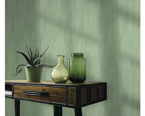 Behang met lichte textuur, gedecoreerd met potplant en vazen op een houten tafel