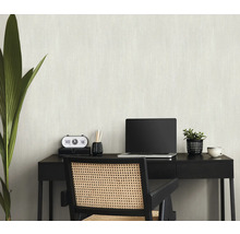 Werkkamer met bureau, stoel, laptop, klok en kamerplant