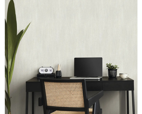 Werkkamer met bureau, stoel, laptop, klok en kamerplant