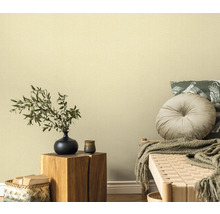 Decoratieve woonkamer met behang met motief, zitbank en planten.