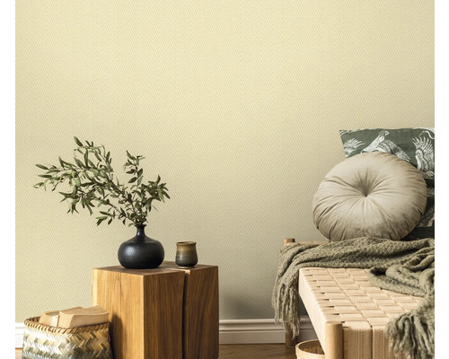 Decoratieve woonkamer met behang met motief, zitbank en planten.