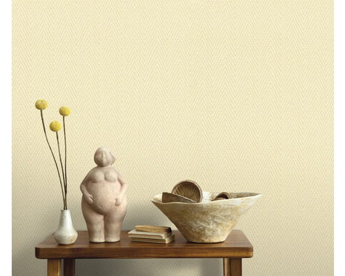 Decoratief arrangement op een houten tafel voor een behang met textielpatroon.