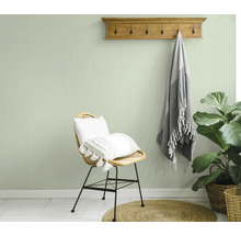 Kamerweergave met behang met visgraatmotief, stoel, kruk en kamerplant