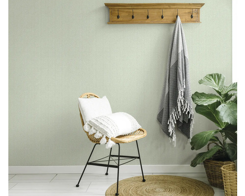 Kamerweergave met behang met visgraatmotief, stoel, kruk en kamerplant