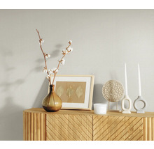 Lichtgekleurd, patroonbehang met dressoir, decoratie en planten