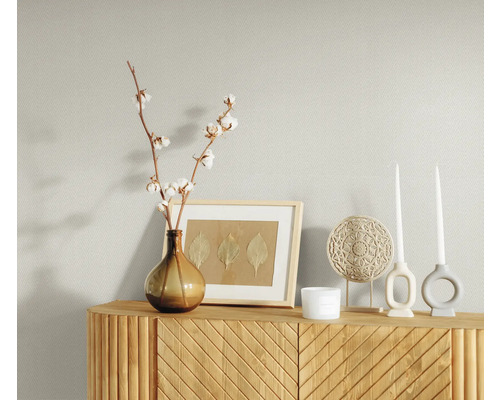 Lichtgekleurd, patroonbehang met dressoir, decoratie en planten