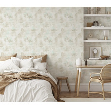 Slaapkamer met bed, bureau en behang met boommotief voor een ontspannen sfeer