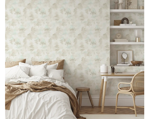 Slaapkamer met bed, bureau en behang met boommotief voor een ontspannen sfeer