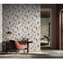 Interieur met een wandbehang met een boommotief, een bureau en een stoel