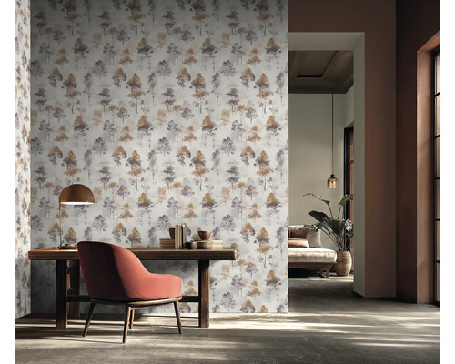 Interieur met een wandbehang met een boommotief, een bureau en een stoel