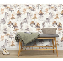 Interieuridee met vliesbehang met boommotief, bank, schoenen en decoratie