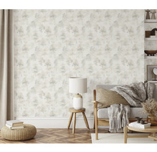 Lichte woonkamer met patroonbehang, bank en decoratie