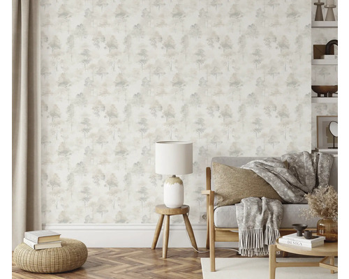 Lichte woonkamer met patroonbehang, bank en decoratie