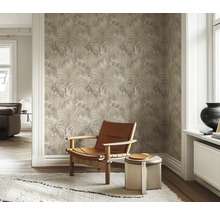 Woonkamer met patroonbehang, fauteuil en vloerkleed