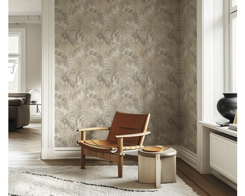 Woonkamer met patroonbehang, fauteuil en vloerkleed