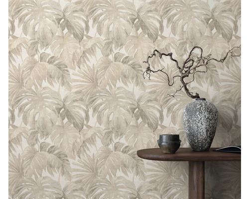 Behang met bladerpatroon achter houten tafel met decoratie