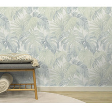 Wand met tropisch bladerenbehang, bank en tapijt