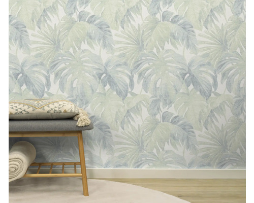 Wand met tropisch bladerenbehang, bank en tapijt