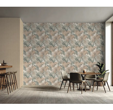 Eetkamer met tropisch bladerenbehang, houten tafel en stoelen.