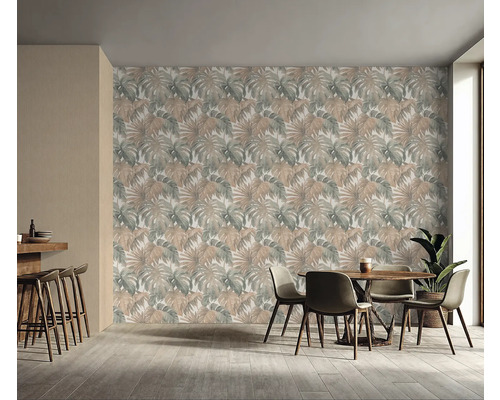 Eetkamer met tropisch bladerenbehang, houten tafel en stoelen.