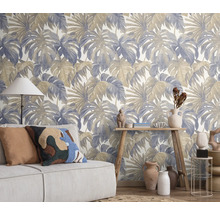 Woonkamer met behang met tropische bladeren, bank en decoraties.