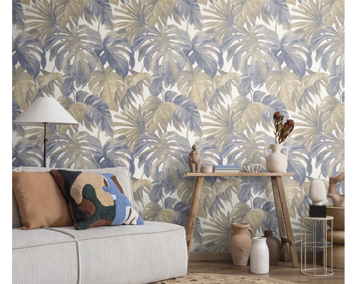 Woonkamer met behang met tropische bladeren, bank en decoraties.