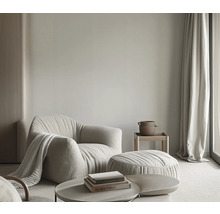 Woonkamer met fauteuil, voetenbank en salontafel